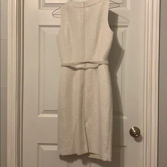 White silver pattern belted Jackie O style dress - Picture 4 of 4